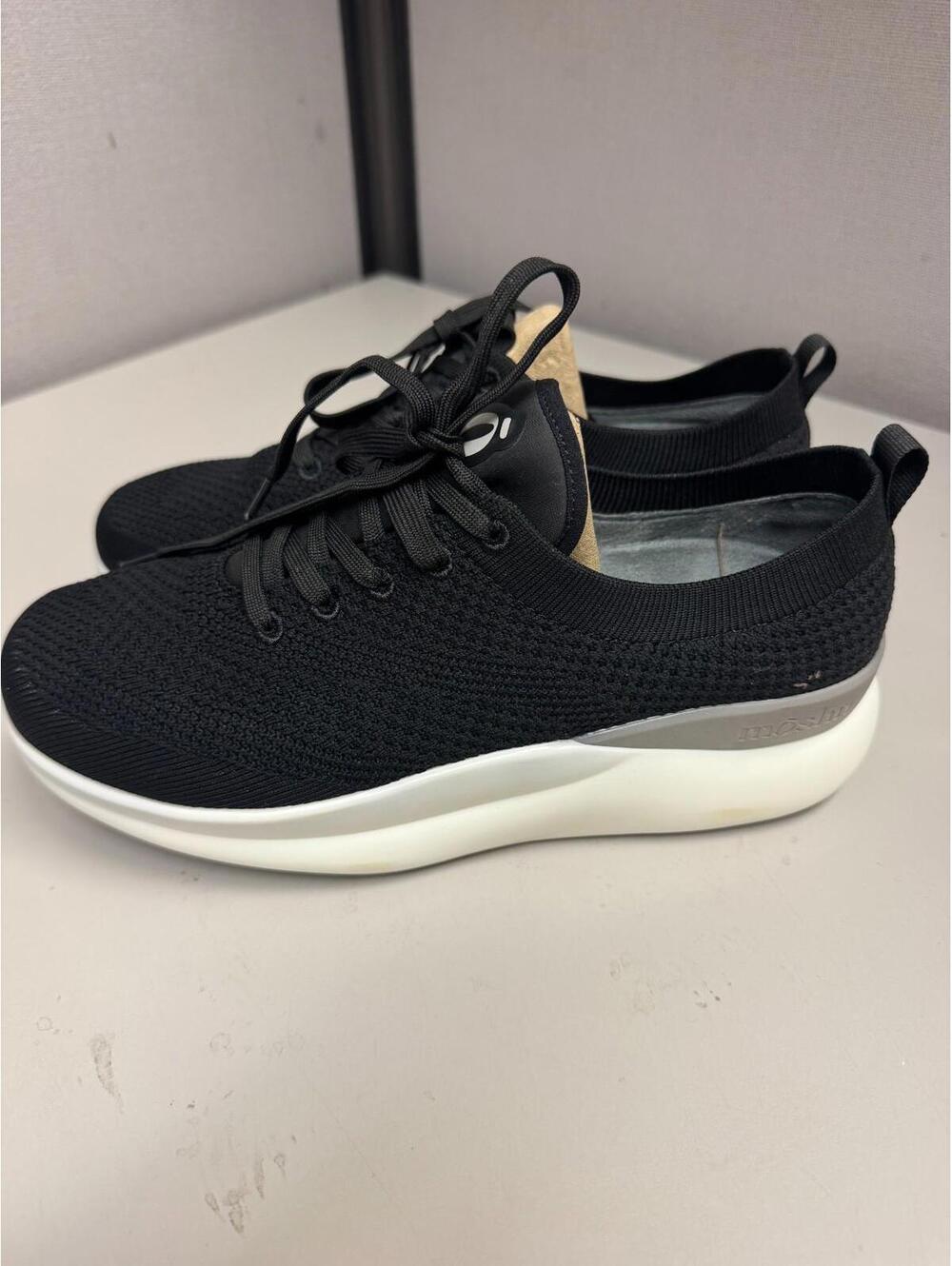 MOSHN Klogs Women's Black/White Leap Sneaker Size 9.5